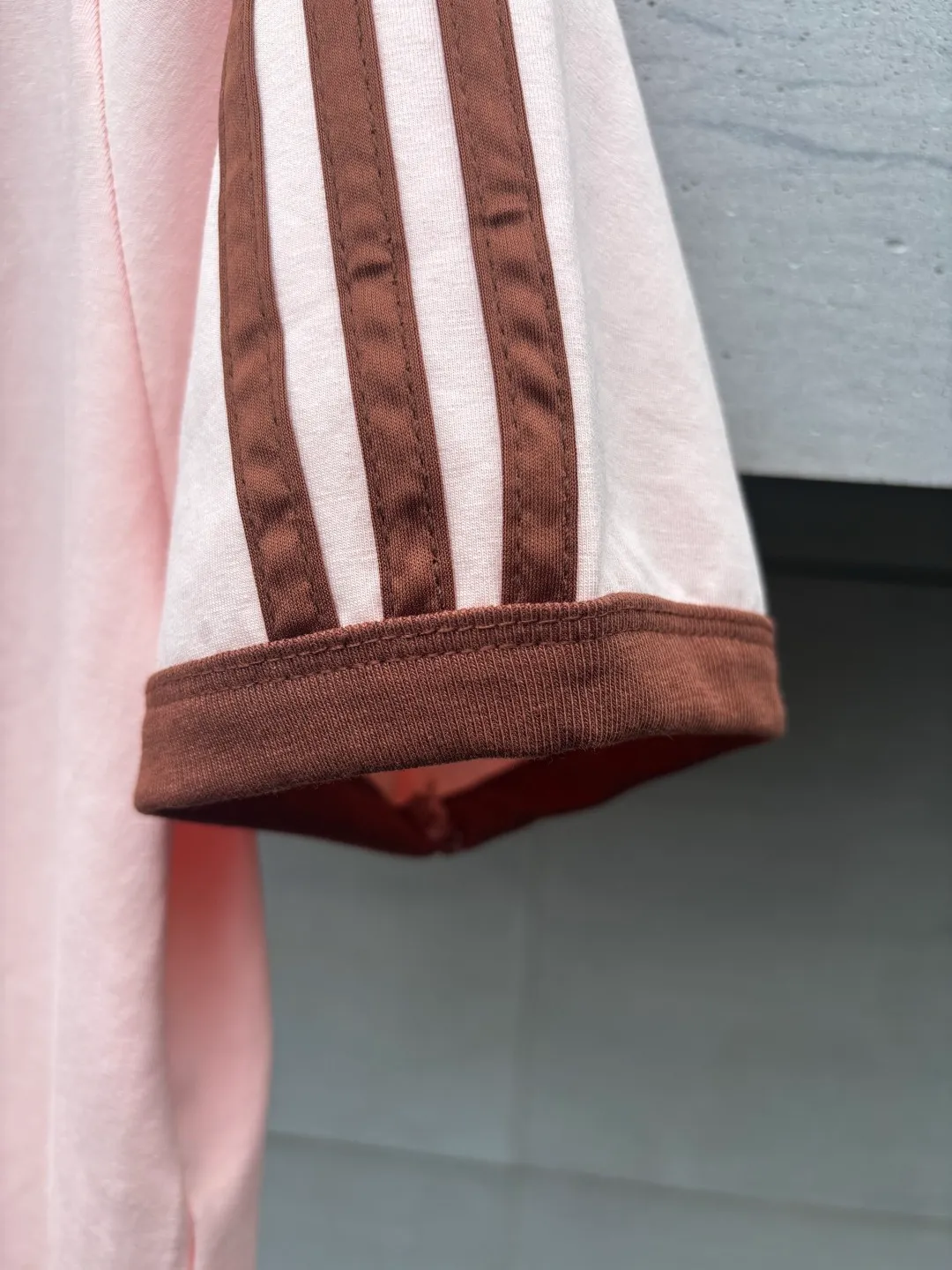 𝟬𝟱𝟭𝟰𝟴# Exclusive real shot/difference between various stolen pictures and online version on the market [𝗔𝗗𝗜𝗗𝗔𝗦 Adidas Clover Classic Embroidered Couple Round Neck Short Sleeve 𝗧 Shirt] ✅Full set of 1:1 customized accessories ➕Customized three-label ➕𝗬𝘂𝗮𝗻 version hang tag ➕𝗹𝗼𝗴𝗼 packaging bag 🔥 ➕Scan the tag to enter the official website. ✅Top Original version, ins Xiaohongshu has many bloggers wearing it. Clover's latest 5-color T is really Korean casual style ➕Classic Versatile❤️ Skin-friendly and Breathable, super comfortable for daily wear. The clover logo on the chest is very recognizable. 3D three-dimensional tailoring. The upper body is crisp and stylish. The fit is loose. It covers the flesh and makes you slim. It perfectly modifies the figure. The full set of accessories is customized in a one-to-one mold, striving for excellence. Good Quality is never just talk! Color: Pink. Size: S M L XL XXL